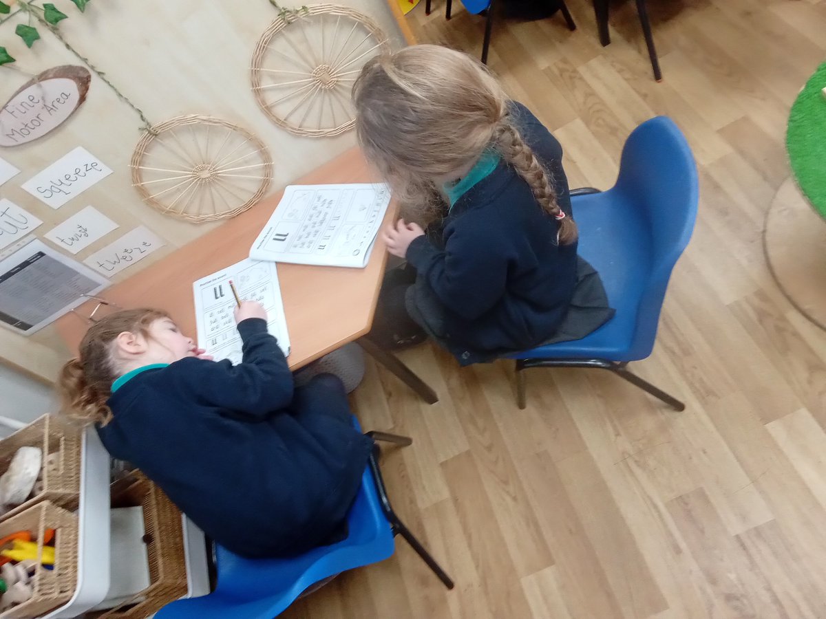 BoughtonHeath's tweet photo. Reception are starting the day with phonics #phonics #sounditout https://t.co/XxKbQkrDEb