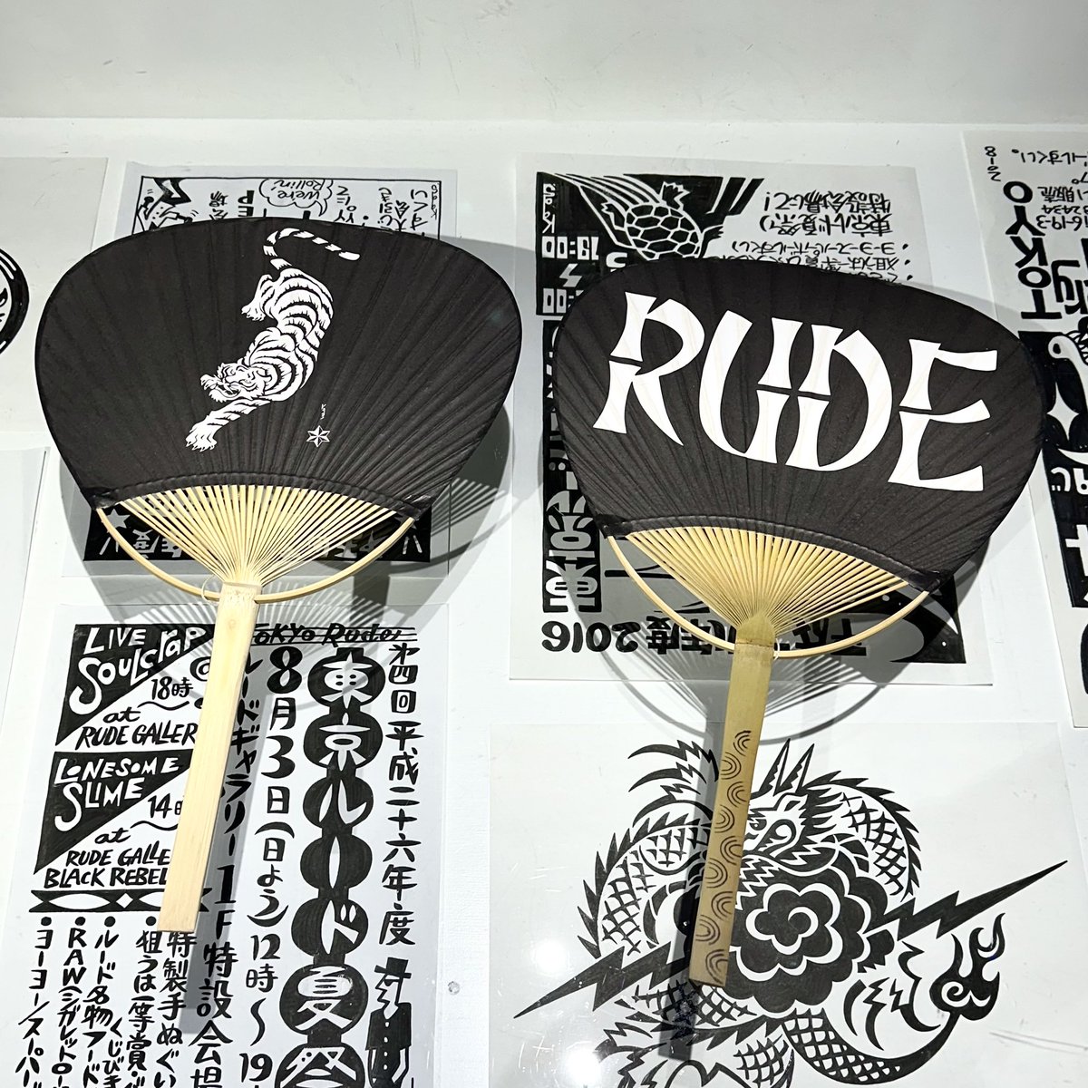 B_GALLERY_'s tweet photo. 東京ルード展
開催期間：2023年12月22日（金）～ 1月14日（日）

Rude Gallery × Kads MIIDA / 達磨団扇
¥1,650-(https://t.co/uyj8IUwBep)
Item No.58-60-7301

Rude Gallery × Kads MIIDA / 虎団扇
¥1,650-(https://t.co/uyj8IUwBep)
Item No.58-60-7300

店頭・オンラインにて販売中です。 https://t.co/3ehP5dr7C0