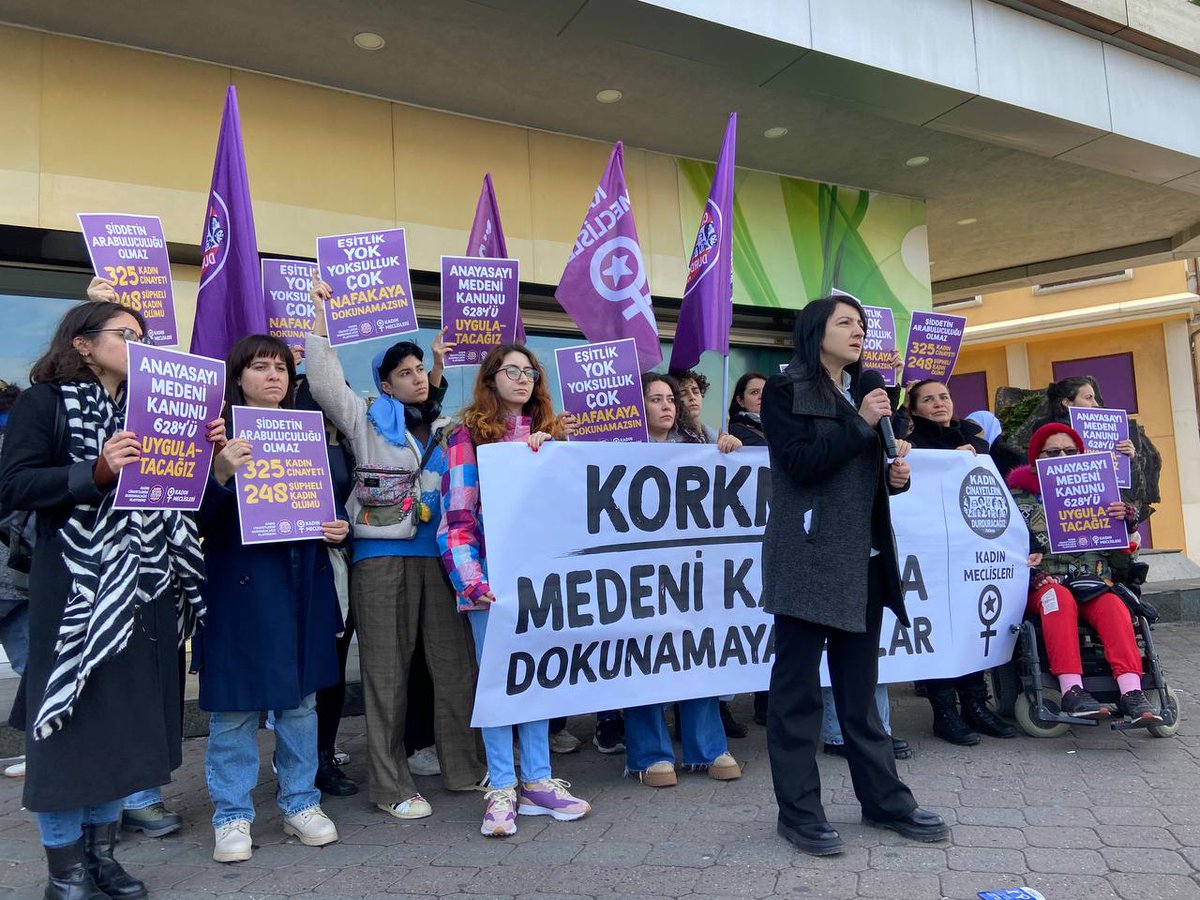 📢 Korkma! #MedeniKanunaDokunamayacaklar

Bugün Adalet Bakanlığı’nın “Medeni Kanunu Çalıştayı”nın gerçekleştiği The Marmara Otel önünde, Taksim'deyiz.