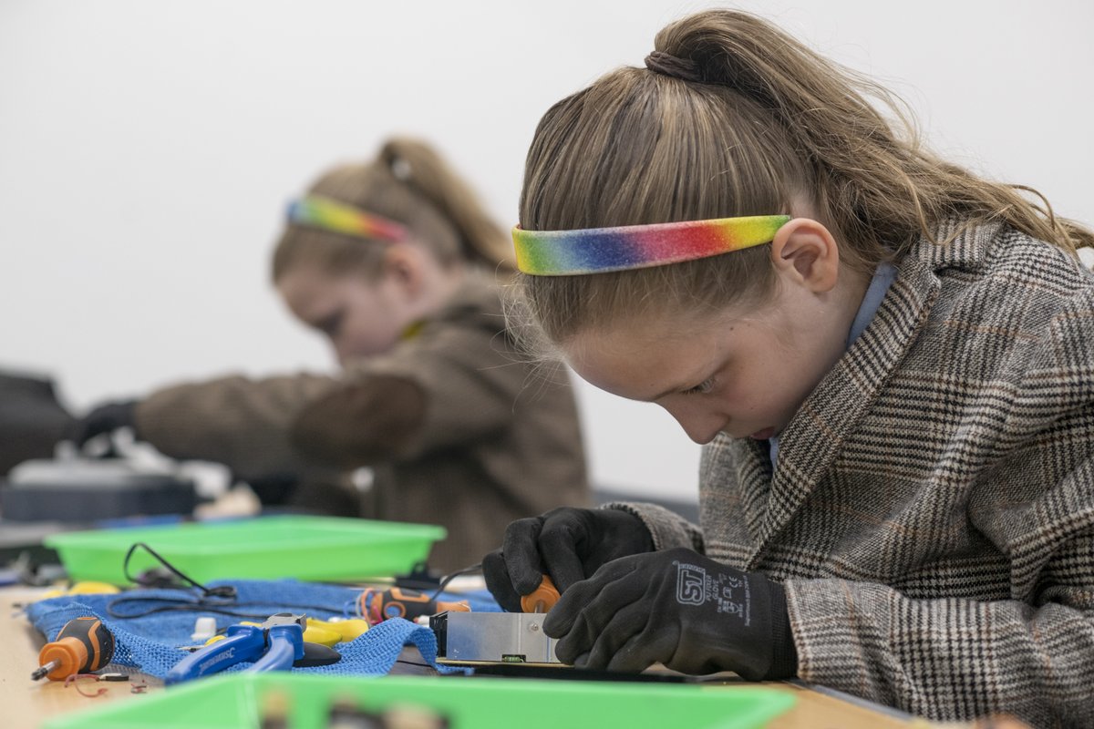 ⏰ It's Day 1 of Tinker | Make | Play Engineers! ⚙️ 🗓️ 4th & 5th Jan | 10.30am - 12.30pm & 1.30pm -3.30pm | FREE with admission | ALL AGES 🎄 Embrace STEM-based play! ⚙️ Join us, as we take every day electronic items apart and create magical creations to take home! 🛠️🤩