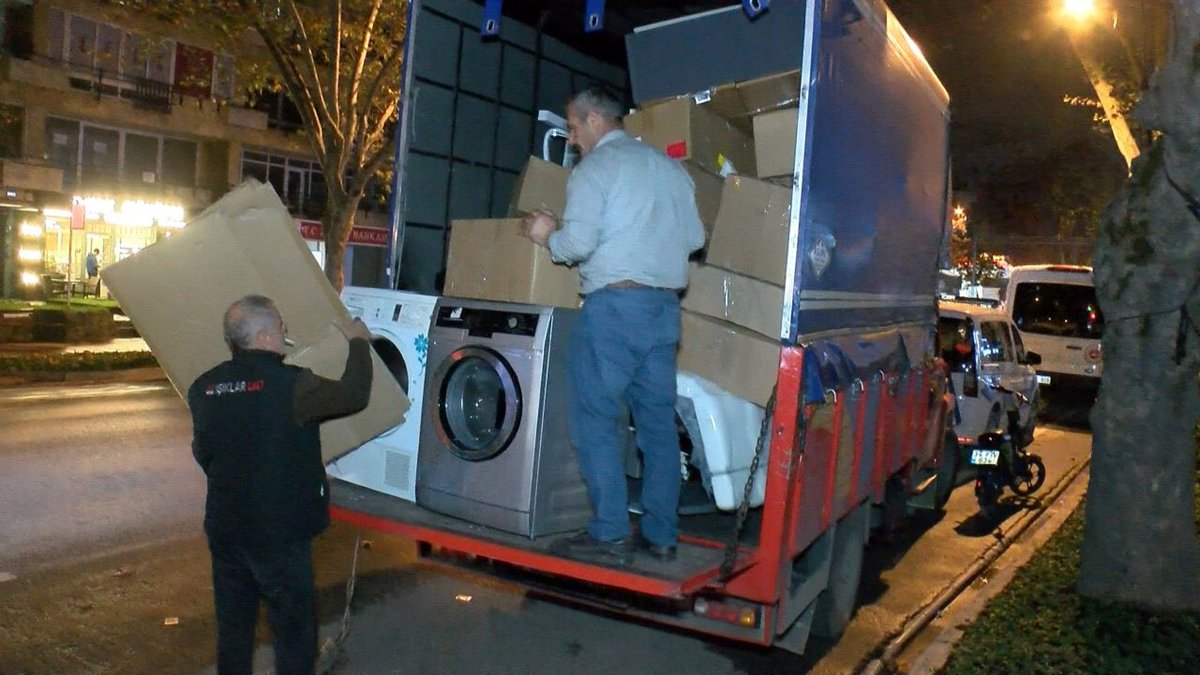 #EceRonay'ın Bağdat Caddesi'ndeki iş yerine haciz geldi.
