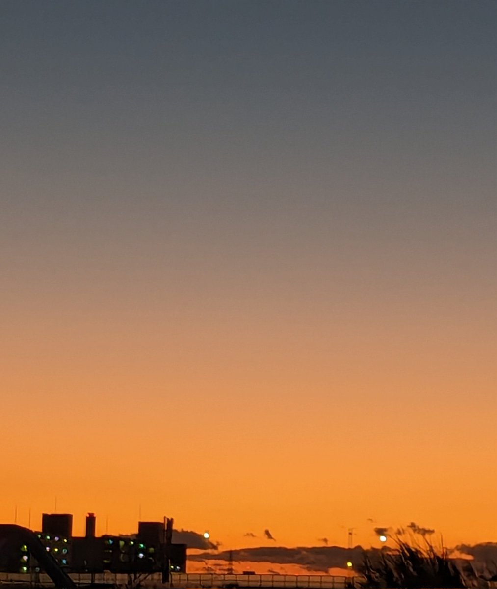 brqkr's tweet image. こんばんは🌙
木曜日お疲れさまでした✰࿐⋆*
#イマソラ
#夕焼け空