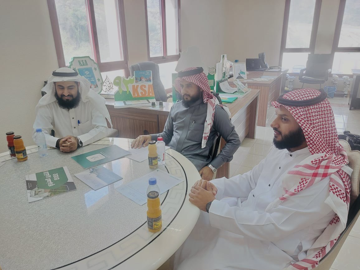 مساعد مدير #مكتب_تعليم_الداير للشؤون التعليمية يلتقي نائب رئيس جمعية التنمية الأهلية بآل يحيى بحضور منسق الشراكات المجتمعية بالمكتب.
وذلك لمناقشة سبل دعم برامج الشراكة الموقعة بين الجهتين وسبل تطويرها .