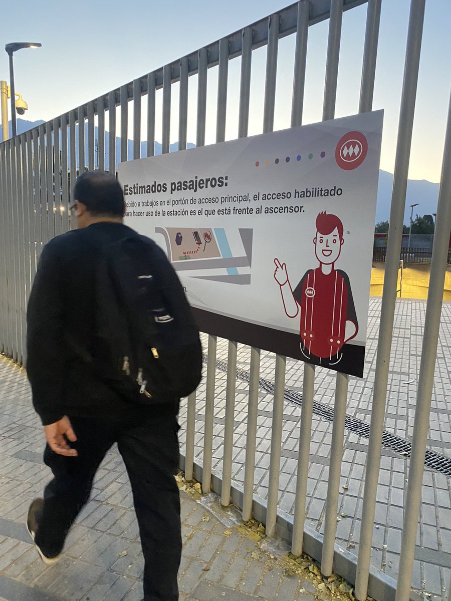 verolakes's tweet photo. @metrodesantiago #L3 hace meses que está puerta no abre.. el mensaje dice trabajos.. el dicho es cierto…. Cuando lo provisorio es eterno https://t.co/wfgNsyVS5e
