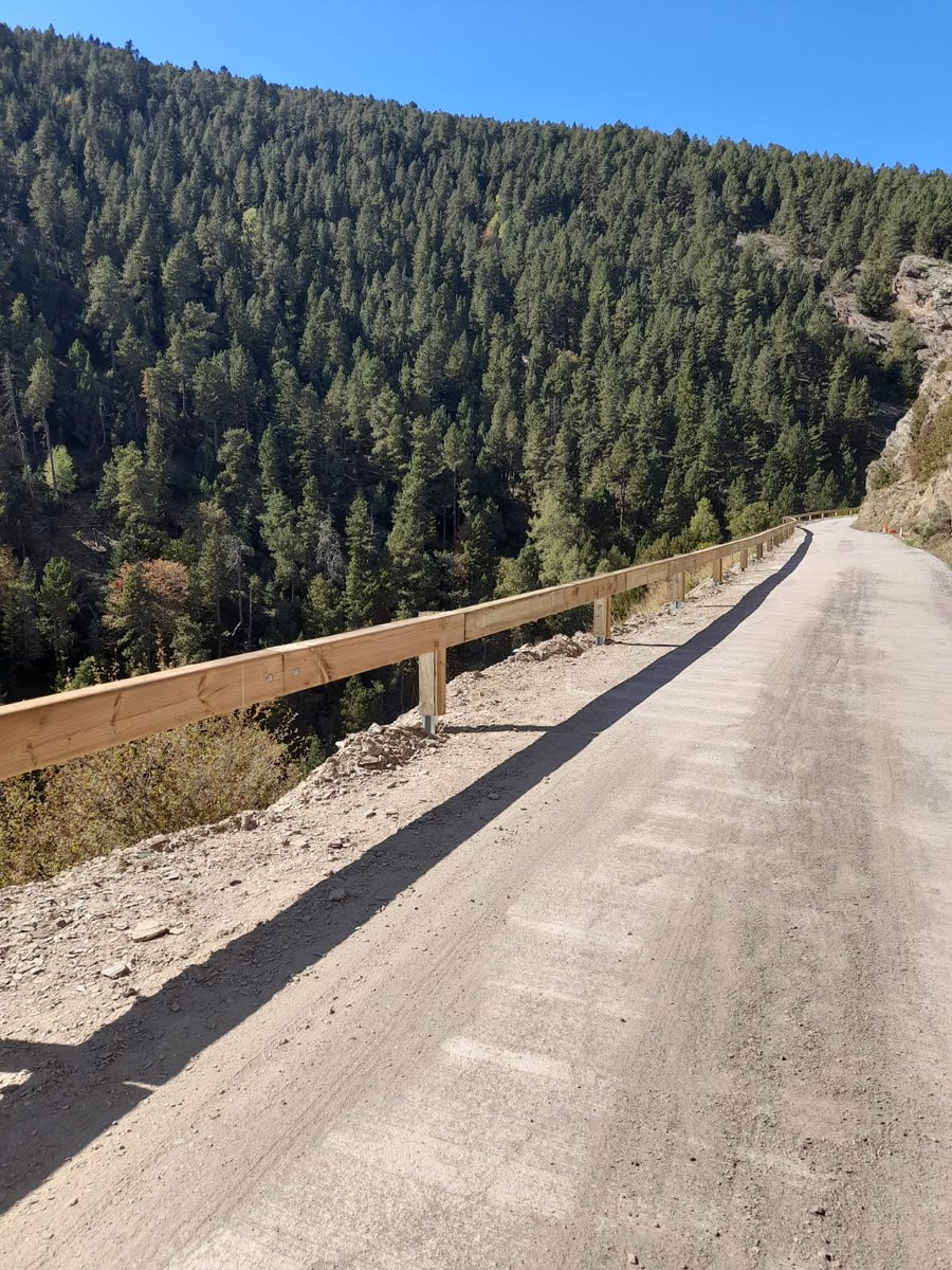 pnaltpirineu's tweet photo. Instal·lem 236 m de biona de seguretat mixt de fusta @CATFOREST_CAT i acer N2 al vial públic d'accés d'Ars al refugi guardat del Ras de Conques al #PNAltPirineu en un tram força perillós ⚠️. Actuació que cerca la sostenibilitat i integració paisatgística amb un cost de 42.797 € https://t.co/rBQsXZNq2C