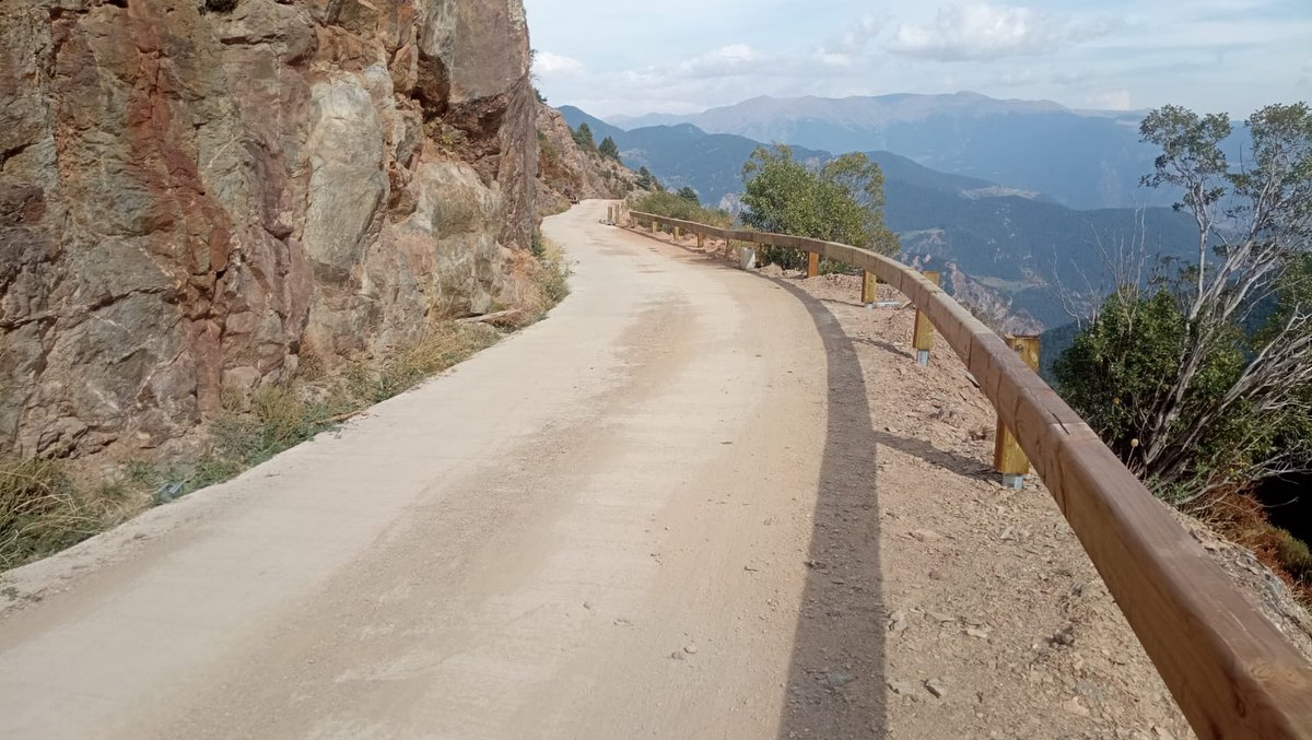 pnaltpirineu's tweet photo. Instal·lem 236 m de biona de seguretat mixt de fusta @CATFOREST_CAT i acer N2 al vial públic d'accés d'Ars al refugi guardat del Ras de Conques al #PNAltPirineu en un tram força perillós ⚠️. Actuació que cerca la sostenibilitat i integració paisatgística amb un cost de 42.797 € https://t.co/rBQsXZNq2C