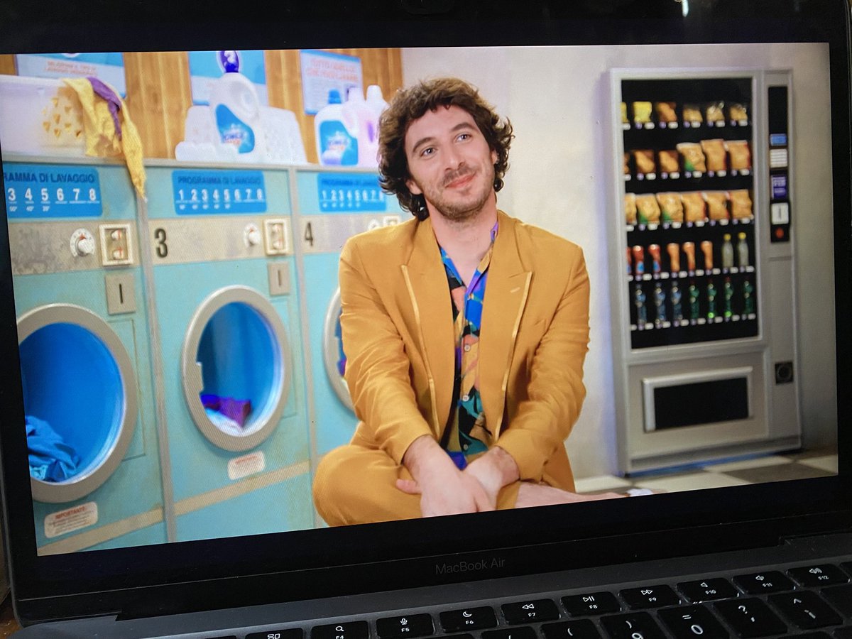 alessindk's tweet image. un @pierspollon in veste di cantante più iconico di tutti🔥 #Spollondì