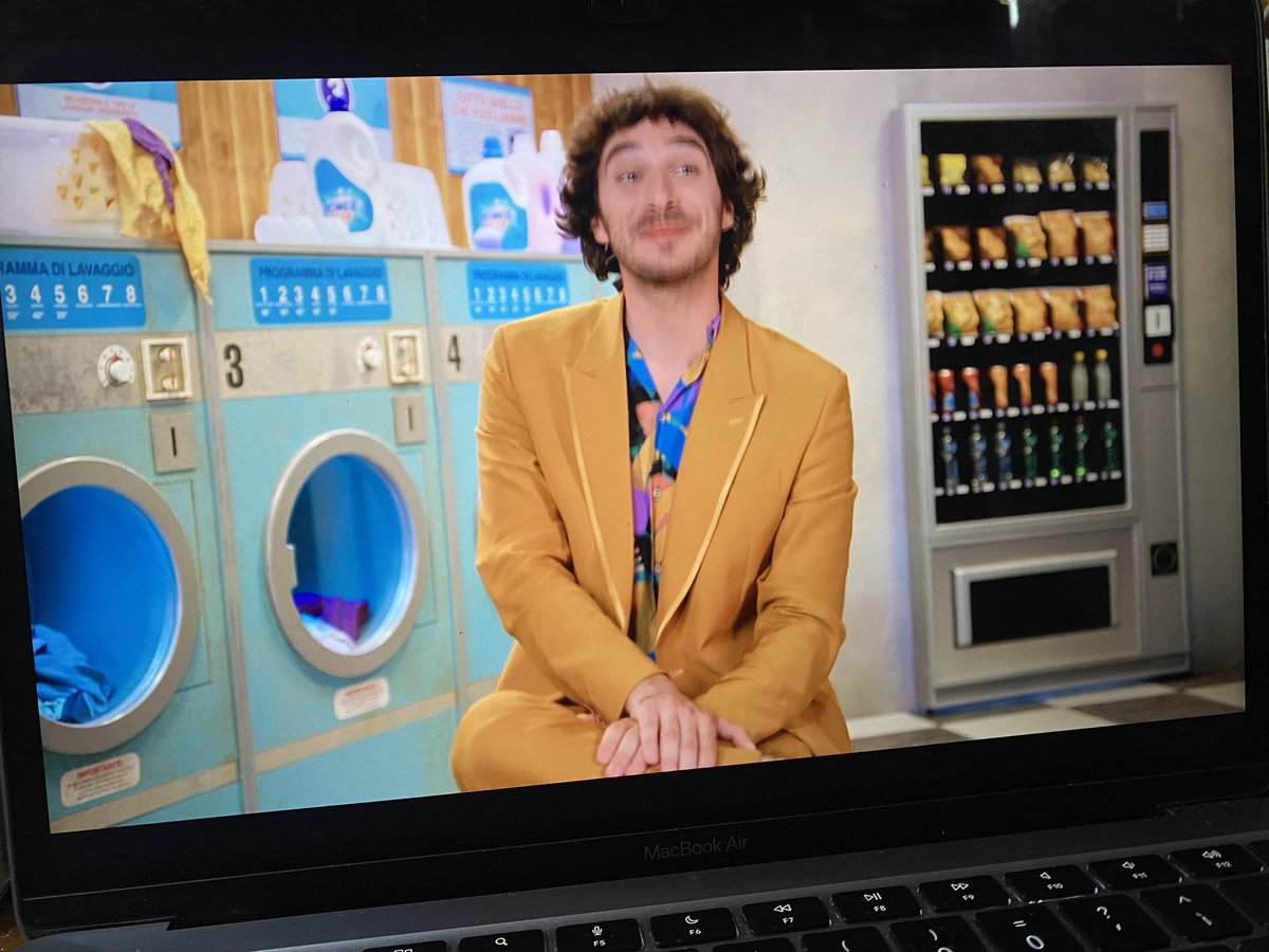 alessindk's tweet image. un @pierspollon in veste di cantante più iconico di tutti🔥 #Spollondì