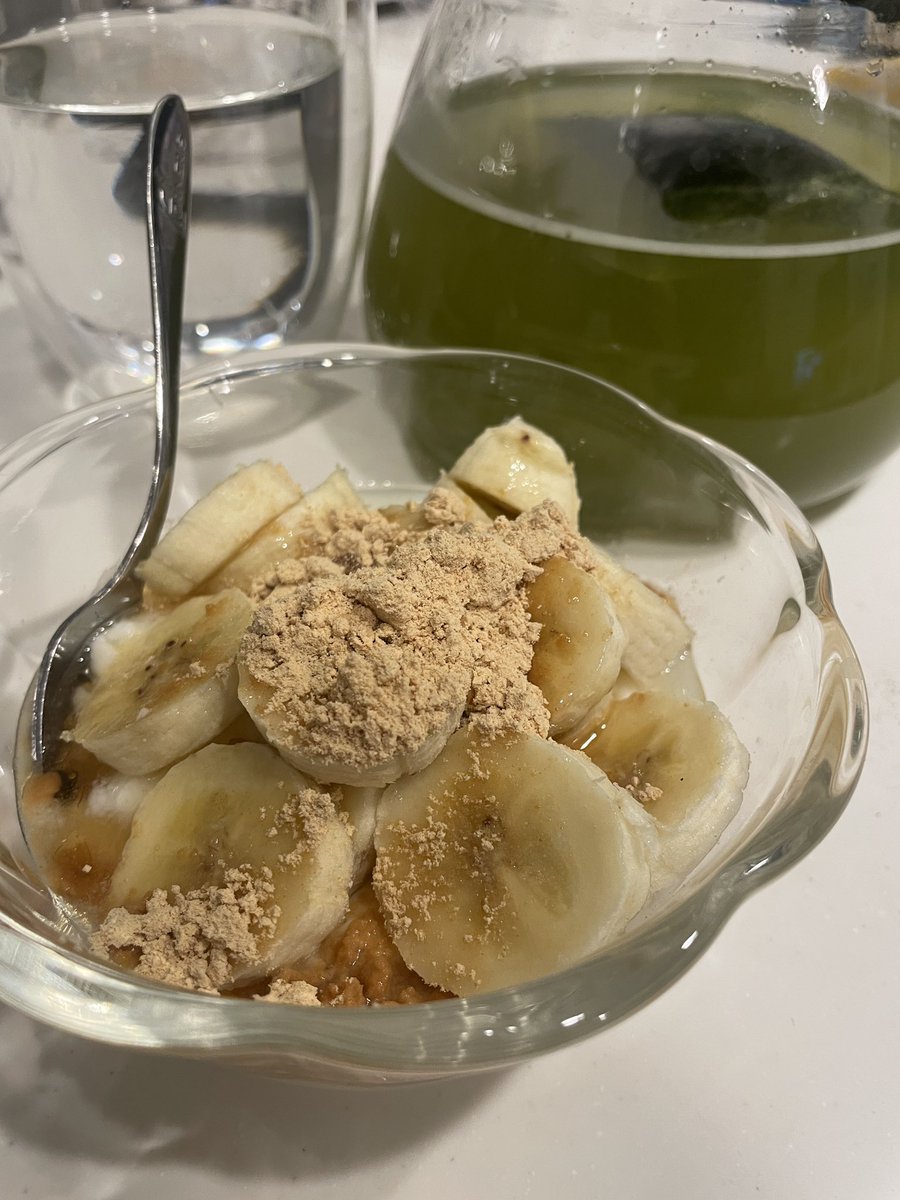 saachan0013's tweet photo. 正月太りを解消したい方へ。朝ごはんは、はちみつきな粉バナナヨーグルトがおすすめだよ。腸内環境を整えることができるし、バナナで浮腫みも取れるし、朝から甘いものを食べるとその日の暴飲暴食も防げる。ストレスを溜めすぎず、ダイエットを頑張ろう。 https://t.co/SSFrVTZpbx
