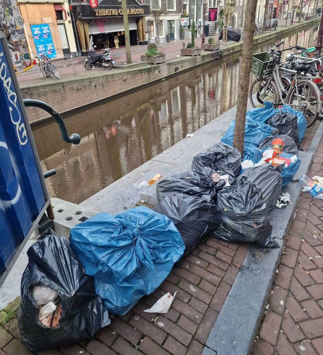 MarcelDellebeke's tweet image. het #Wallen-gebied! 😍
om eindelijk een realistisch beeld op jullie account te krijgen............

FYI zo hebben de Wallen er 24-7 tussen 22 december en 1 januari bijgelegen‼️
#dumpzone #vuilnisbelt 
#wegkijken #afwezig #ongediertecultivering #beschamend