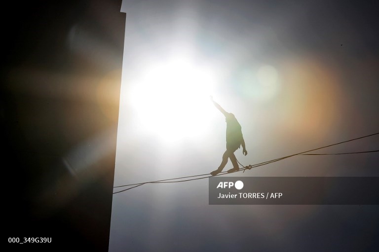 French tightrope walker Nathan Paulin crosses Alameda Avenue on a 270-metre long taut rope, 50 metres above ground, on the opening day of the Teatro a Mil festival, in front of La Moneda Presidential Palace in Santiago, Chile.
📸Javier TORRES #AFP