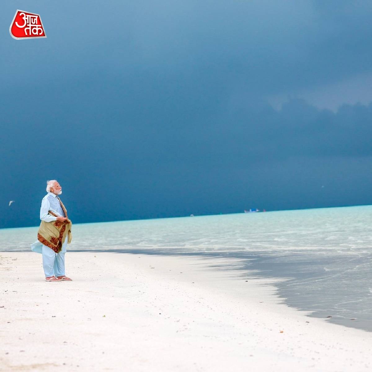 aajtak's tweet image. पीएम मोदी ने समुद्र में लगाई डुबकी, बीच किनारे की देखें दिलचस्प तस्वीरें.

#PMModiInLakshadweep #PMModi #Lakshadweep #Snorkelling