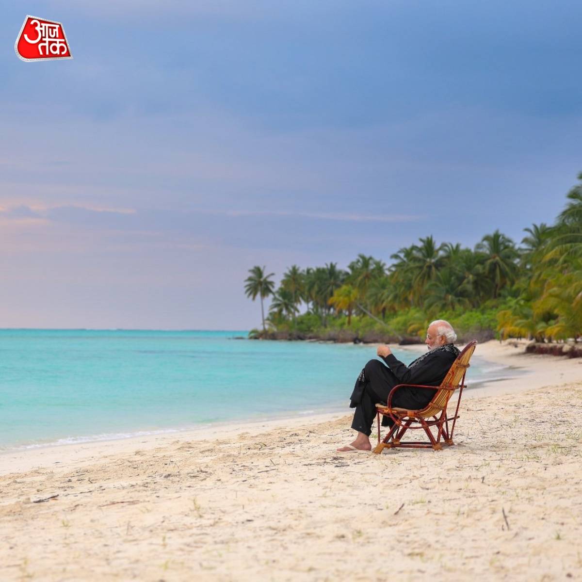 aajtak's tweet image. पीएम मोदी ने समुद्र में लगाई डुबकी, बीच किनारे की देखें दिलचस्प तस्वीरें.

#PMModiInLakshadweep #PMModi #Lakshadweep #Snorkelling