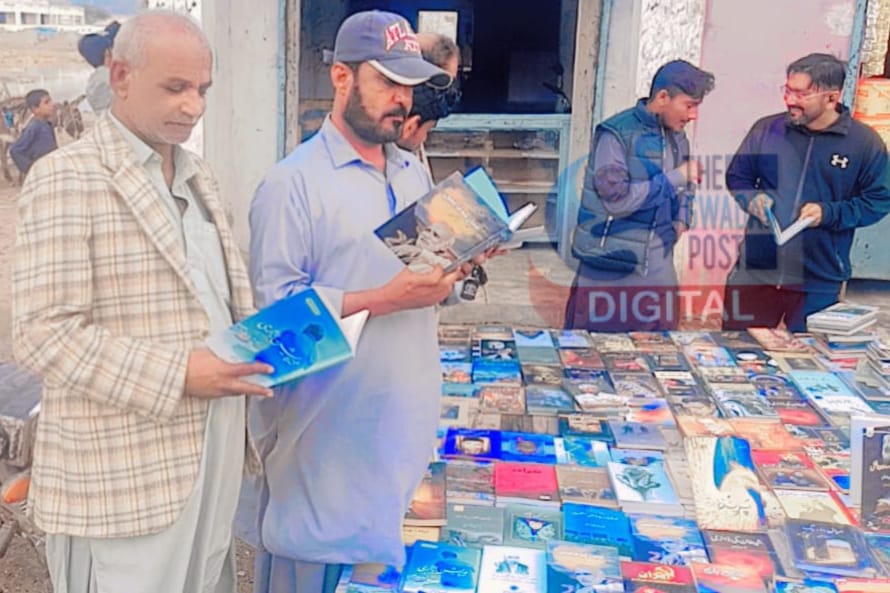 CivilOrmara's tweet photo. ملک بھر کی طرح #اورماڑہ مین بازار میں بلوچ اسٹوڈنٹ ایکشن کمیٹی @BSAC_org کی جانب سے بلوچستان کتاب کاروان کی مناسبت سے بُک اسٹال کا قیام عمل میں لایا گیا۔ منعقد کیے گئے بک اسٹال میں مختلف موضوعات پر مبنی کتابوں کے اسٹال سجائے گئے۔
#Ormara #Balochistan https://t.co/IehwrsECeP