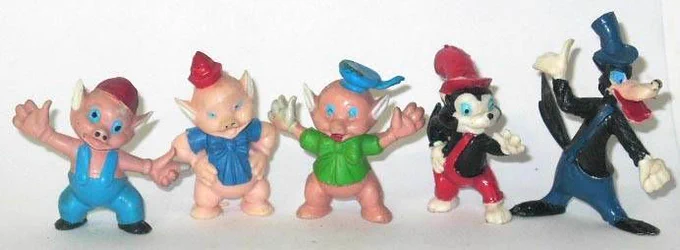 ヴィンテージおもちゃサイトで見かけたディズニーの三匹の子ぶたのフィギュアでも貼っておきます。 造形はかわいくできてると思うけど、上着が長めで「はいてませんよ」感が出てる。