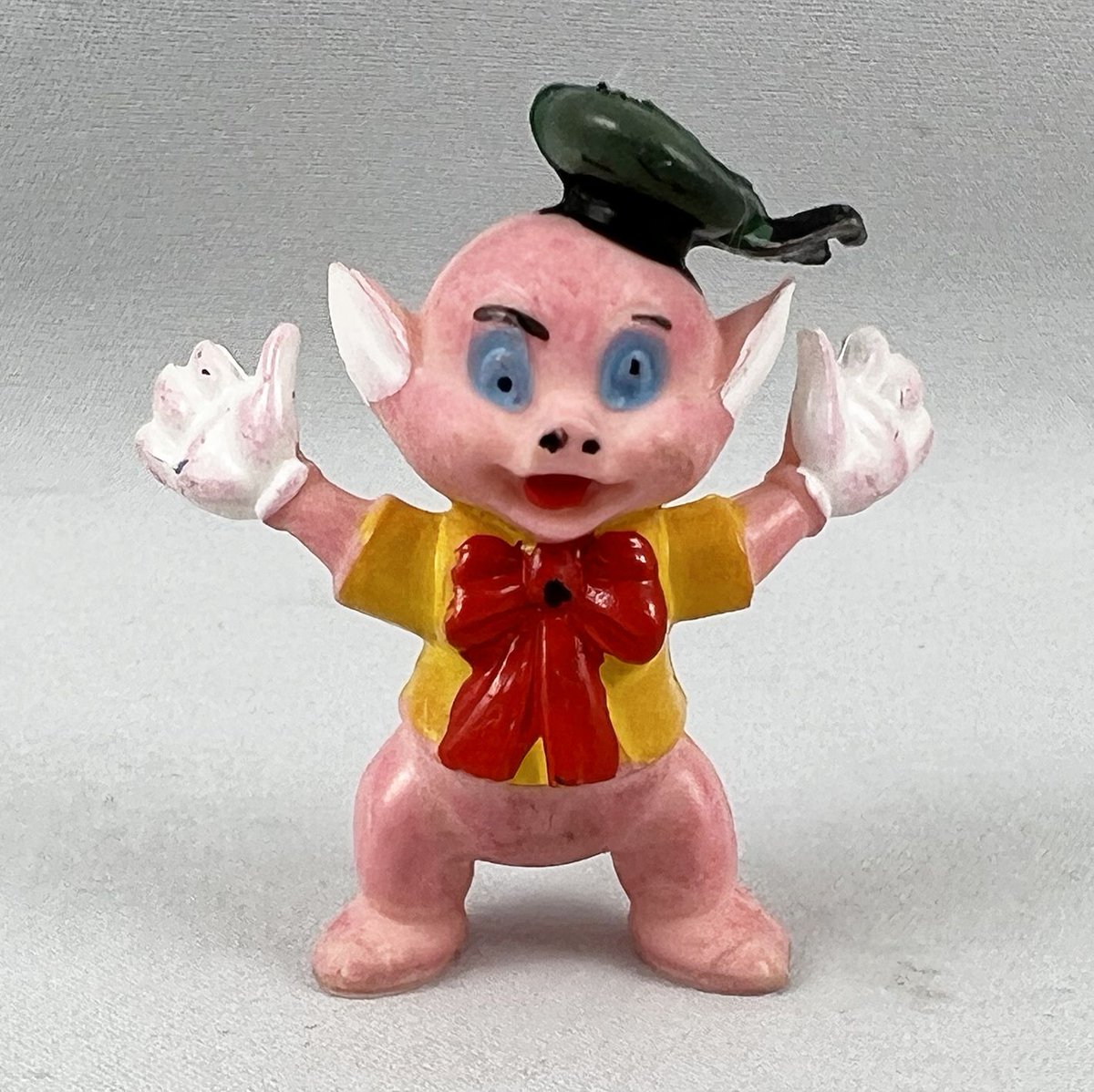 「ヴィンテージおもちゃサイトで見かけたディズニーの三匹の子ぶたのフィギュアでも貼っ」|松田洋子のイラスト