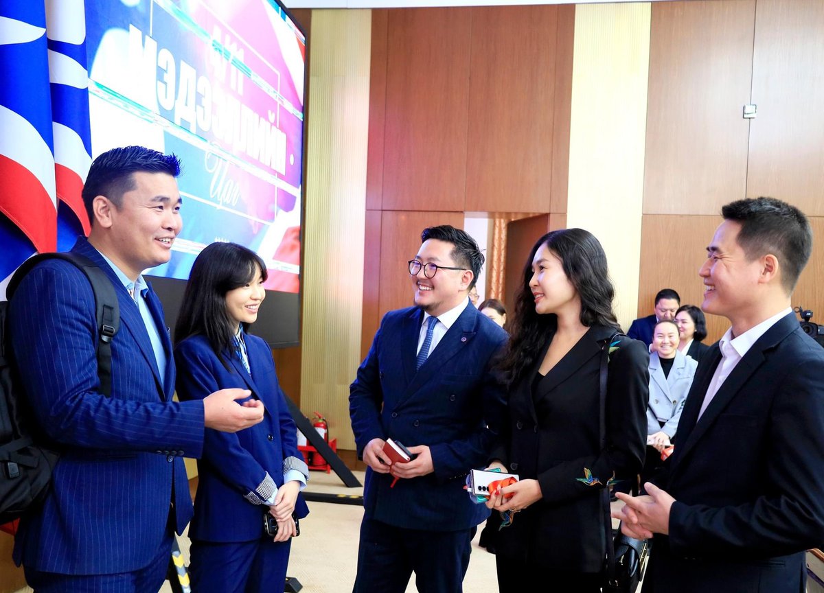 Энэ дотор тооноор орж ирсэн улс нилээн хэд харагдаад байх чинь. Лу.Гантөмөр өөрөө архины хамааралтай, согтуудаа яачихсан ч юм бид яаж мэдхэв.