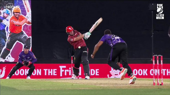 Nasty blow to the Renegades skipper 🤯 📹 Credits: Twitter/BBL