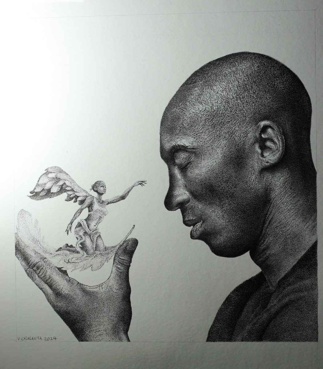 parallelecinico's tweet photo. “Ciao ragazzi, mi chiamo Vittorio e mi piace disegnare. Questa è la mia dedica a Kobe Bryant. Sulla sua mano ho disegnato la Nike di Samotracia, la dea della vittoria: il volto però è quello di Gianna.
Uno sportivo che ha vinto tutto che riceve gli onori da Nike.
Ma anche un padre che viene accarezzato dalla figlia, la sua vittoria più grande”.