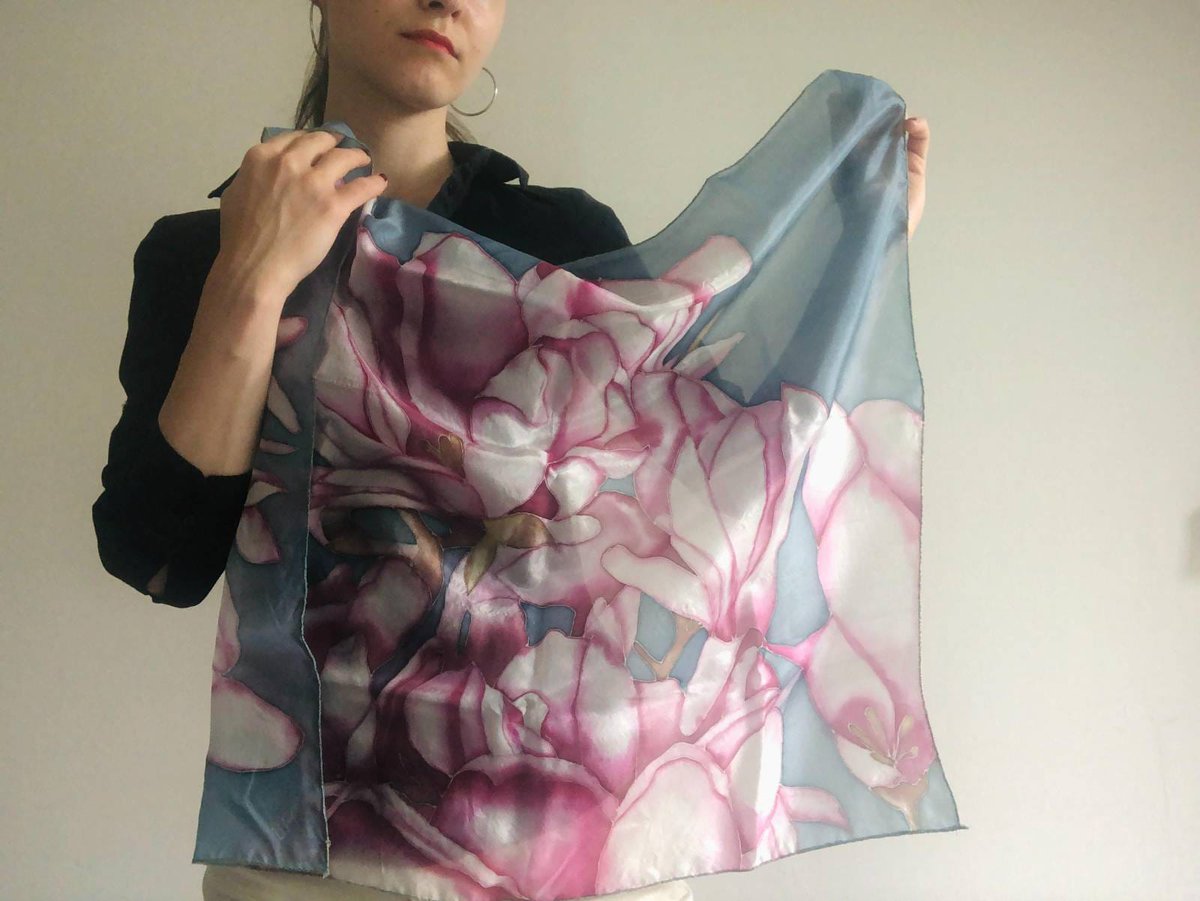 Batik. Silk-Ekselsior. This type of silk has a mysterious shimmer)) Scarf 60x60 cm. Pink magnolias.#BatikArt #SilkExcelsior #ShimmeringSilk #ScarfDesign #PinkMagnolias #ArtisticFashion #TextileCraft #HandcraftedSilk #FloralDesign #FashionAccessories #UniqueTextures #ArtInFabric