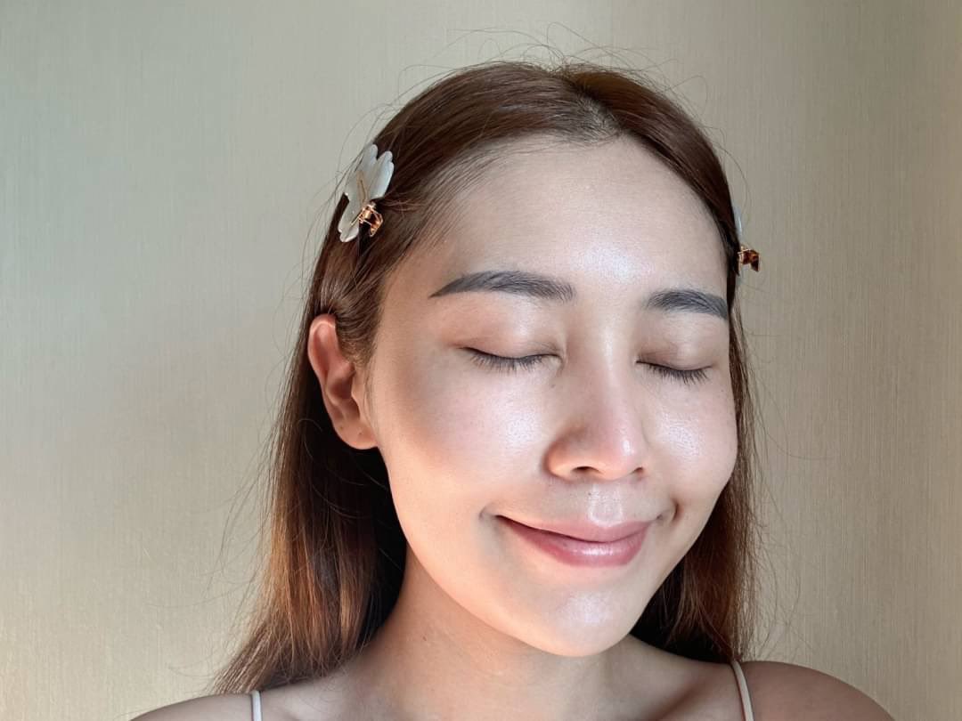 Pongjaichaiarai's tweet photo. บอกต่อ Serum ของ SNAILWHITE กดปั๊ม1 ออกมาได้ถึง 2 เพราะเป็นเซรั่ม+บูสเตอร์เข้มข้น ปองลองมา 2 สูตรเลยทั้ง Whitening, Anti-aging หลังใช้คือสูตรสีชมพู ผิวใสขึ้น ผิวโกลว์ออกแดดคือจึ้ง ส่วนสูตรสีทองพวกริ้วรอยจางลง ผิวตึง กระชับ แล้วไม่เหนอะหนะ ชอบทั้งคู่เลย #ของดีบอกต่อ #SNAILWHITE https://t.co/31bpTgbQgp