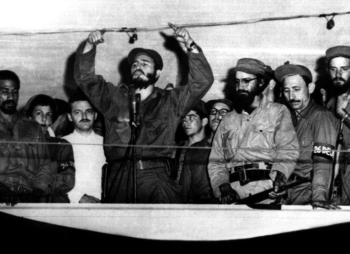 LogVanguardia's tweet photo. #FidelPorSiempre "Se hacen promesas cuando uno está demandando que le crean lo que promete, cuando se está pidiendo algo. No vamos a prometer nada, vamos a hacer, vamos a empezar a luchar en todas partes; vamos a invertir las energías de este pueblo luchador". #EstaEsLaRevolución https://t.co/6gCd9nT9ji