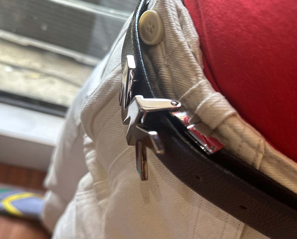 vkshjn's tweet photo. @MichaelKors The problem with this particular buckle is that one end is in direct contact with both the belt and the trouser, while the other end is seemingly detached and floating in the air. https://t.co/bW22vFsY9L
