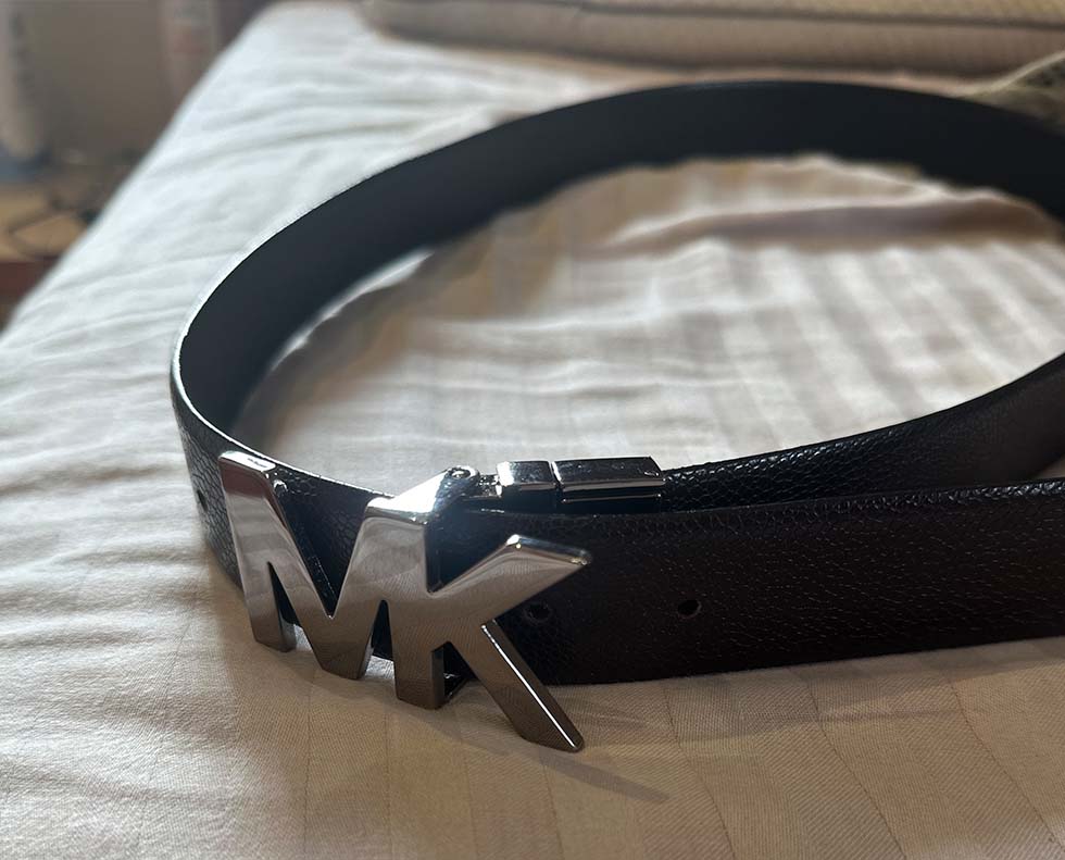 vkshjn's tweet photo. @MichaelKors The problem with this particular buckle is that one end is in direct contact with both the belt and the trouser, while the other end is seemingly detached and floating in the air. https://t.co/bW22vFsY9L