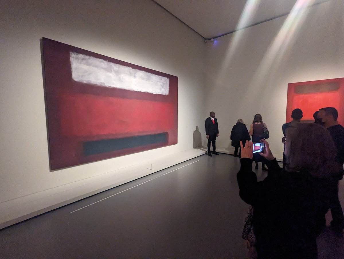 La visite de l'expo #Rothko à la <a href="/FondationLV/">Fondation LV</a> a été un double choc : l'un esthétique, l'autre en voyant les visiteurs passer complètement à côté.

L'expérience esthétique est-elle morte, terrassée par le téléphone portable ? <a href="/ltdla/">La Tribune de l'Art</a> <a href="/louvrepourtous/">Louvre pour tou·te·s</a>

libidosciendi.cc/2024/01/04/lex…