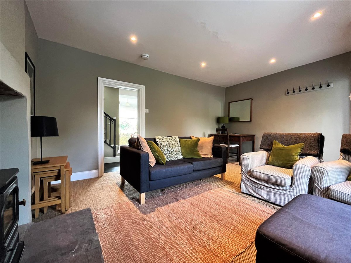 TheCarverGroup's tweet photo. This is a beautiful quaint cottage in Newsham, Richmond.

This home boasts charming character features with a welcoming living room, kitchen/dining room, 2 bedrooms, family bathroom and private walled garden.

🏡£225,000
https://t.co/Bw69VMA9rW https://t.co/qiGSZz5eAI
