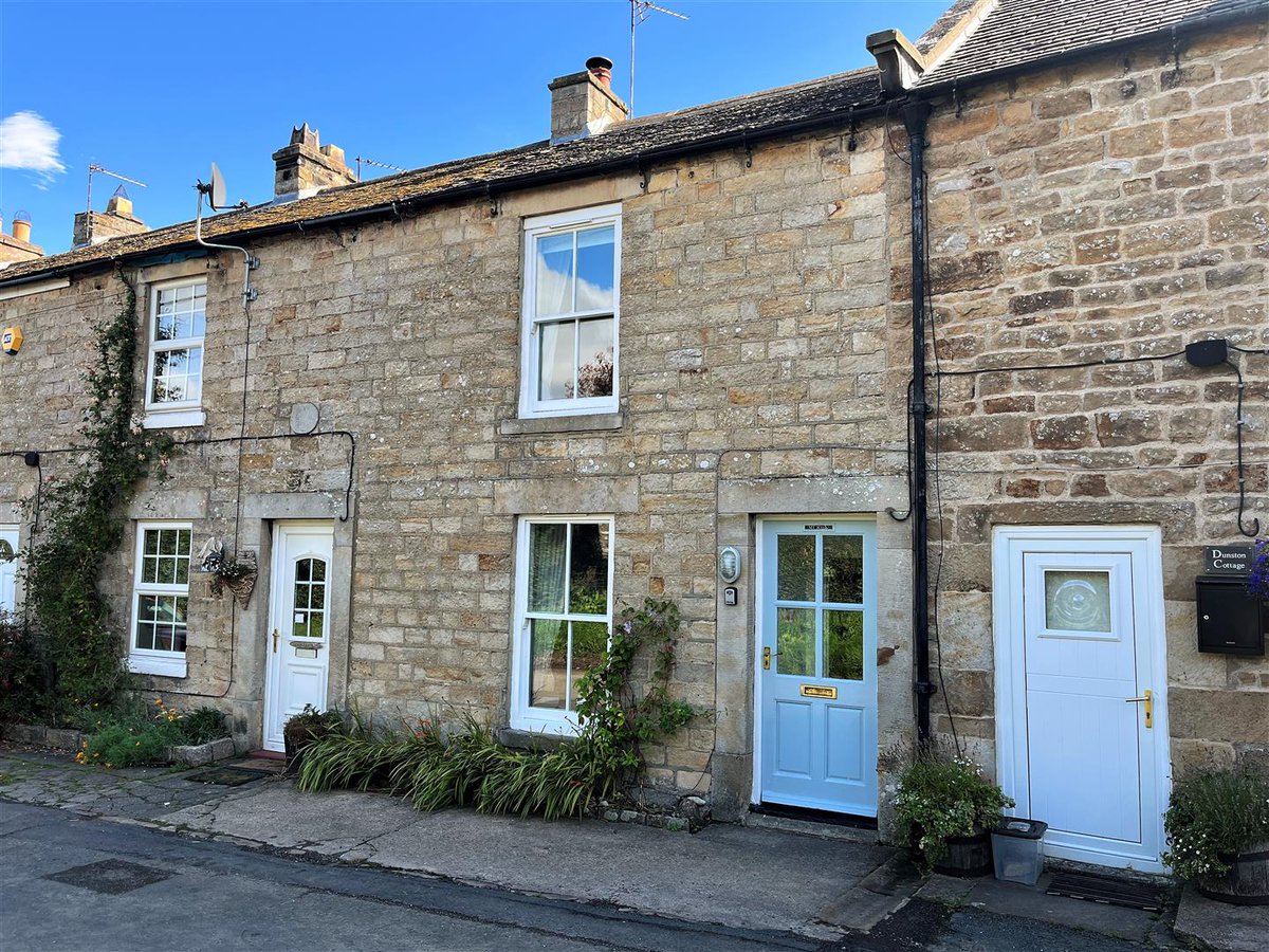 TheCarverGroup's tweet photo. This is a beautiful quaint cottage in Newsham, Richmond.

This home boasts charming character features with a welcoming living room, kitchen/dining room, 2 bedrooms, family bathroom and private walled garden.

🏡£225,000
https://t.co/Bw69VMA9rW https://t.co/qiGSZz5eAI