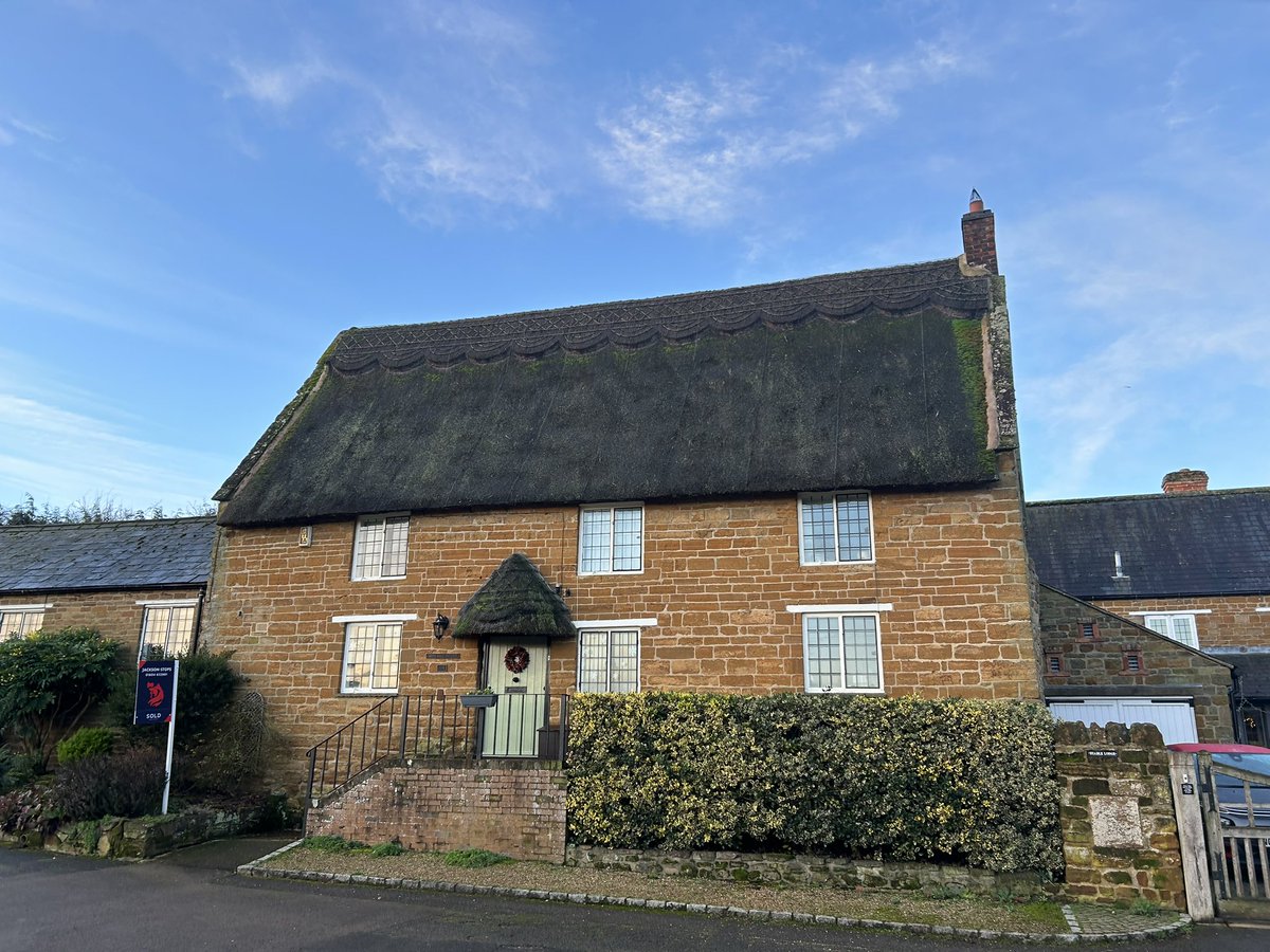 Nice way to start off the day, carrying out a pre purchase inspection in Upper Harlestone, Northants. Didn’t get to see the legends that are @SteveCaple4 or @AdeysAlthorp though #thatching #masterthatchers #homebuyers