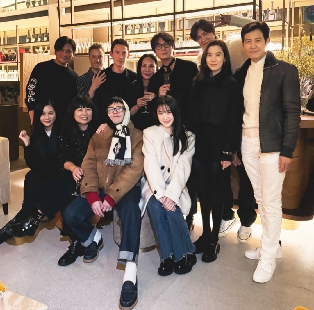 G-Dragon’s connections must be diamond level! 
GD released photos of a party with many artists on his IG. LeeJungJae, LimSeRyung, JungWooSung, #LeeMinHo, JangDongGun, GoSoYoung & other top celebrities all appeared to celebrate the New Year together🥳
🔗koreastardaily.com/tc/news/151208