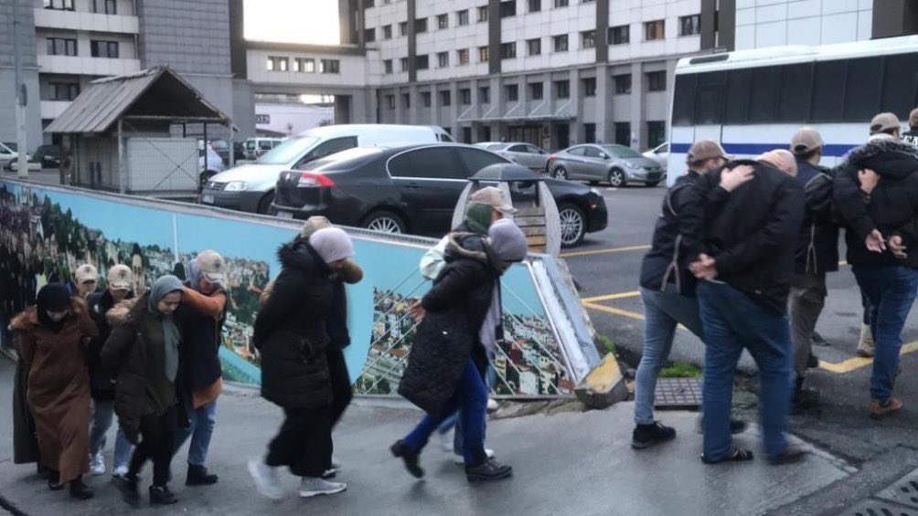 Mit ve Emniyet tarafından Türkiye'de yakalanan bazı Mossad ajanları. İsrailli 'ye pek benzemiyorlar.

Gazeteci Mehmet Akif Ersoy, bunların Filistin asıllı Arap ve Müslüman olduğunu yazmış .Ben pek şaşırmadım.

Bazılarına göre ise Araplar kutsal ,ümmet kardeşimiz, zarar gelmez.