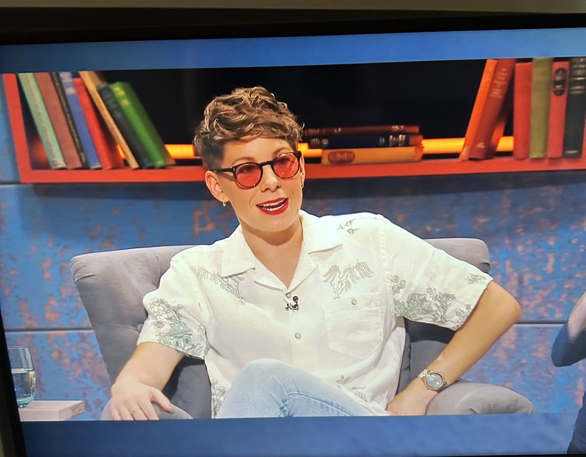 It was so good to see @suziruffell today on the #betweenthecovers sharing she has dyslexia &amp; relied on overlays in school, but now wears the lenses. 46% of dyslexics will also have #Irlensyndrome where the brain has difficulty processing light which affects reading 1/2.
