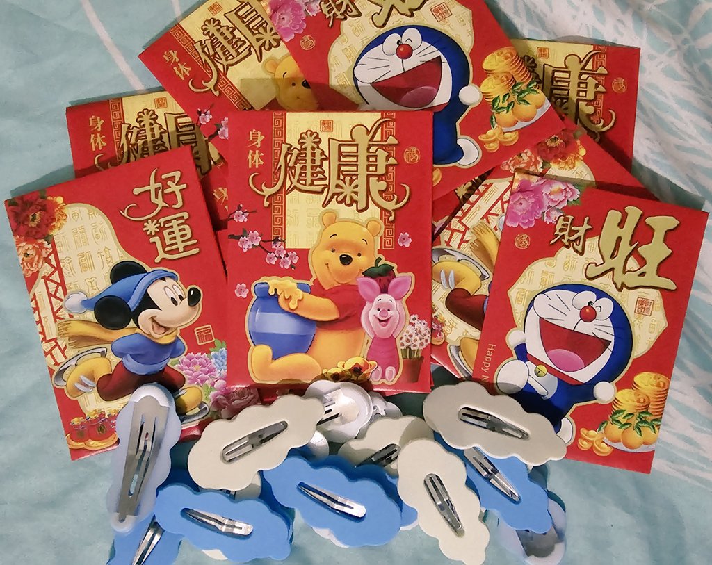 sujubatchmate's tweet photo. Since it's New Year... will also give a simple freebie -- 50 angpao with Yeye poca and cloud hairclip. The plot twist? Just for fun... 15 of the angpaos has "New Year surprise" 💸🤭

See you at the #YEstival Message booth! 💙💐🇵🇭

#UnfadingSenseInManila #YESUNGinMANILA https://t.co/R97fNpeU9V