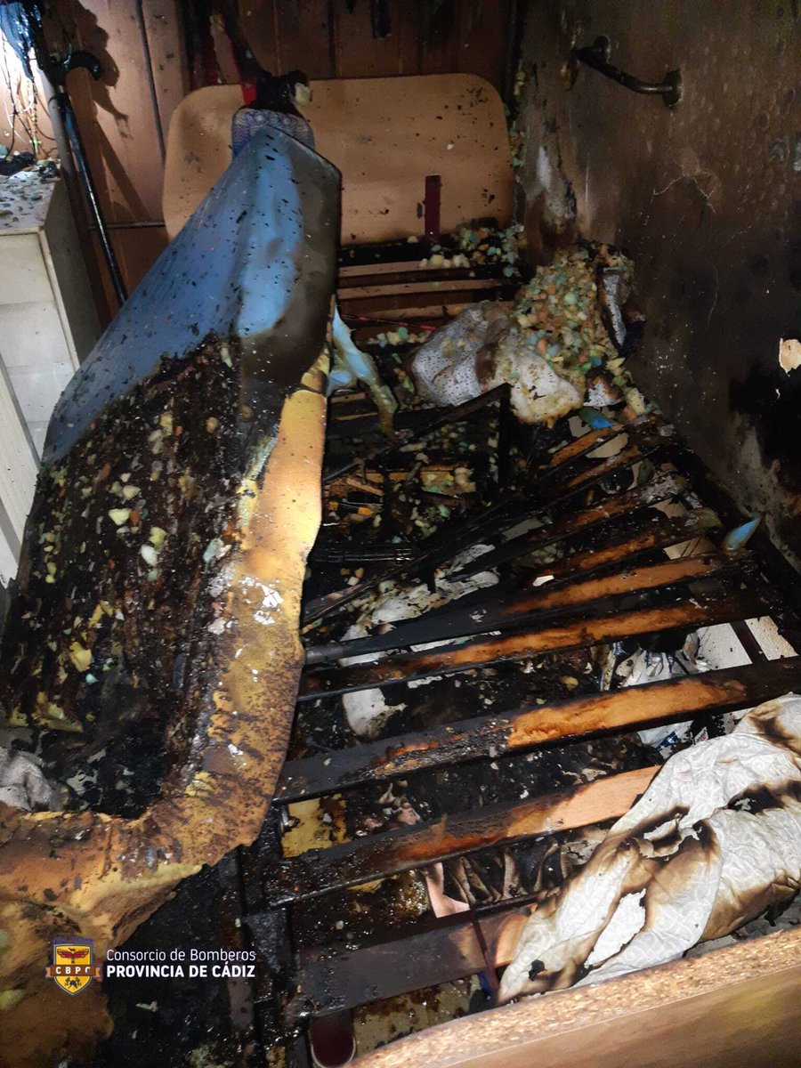 ▶️☎️De madrugada se recibe del <a href="/E112Andalucia/">EMA 112</a> aviso de fuego en una vivienda en la C/Nísperos, con un varón en el interior. Hasta el lugar se traslada rápidamente una dotación de <a href="/BomberosdeJerez/">Bomberos Jerez</a>.