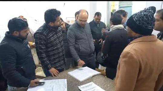 dmsid1's tweet photo. बढ़ती ठंड के दृष्टिगत जिला अस्पताल के  इमरजेंसी वार्ड का निरीक्षण कर व्यवस्थाओं को बेहतर बनाने का निर्देश दिया कि मरीजो को किसी भी प्रकार की समस्या न होने पाए। @CMOfficeUP @UPGovt @InfoDeptUP @ https://t.co/X1USSXcLOO