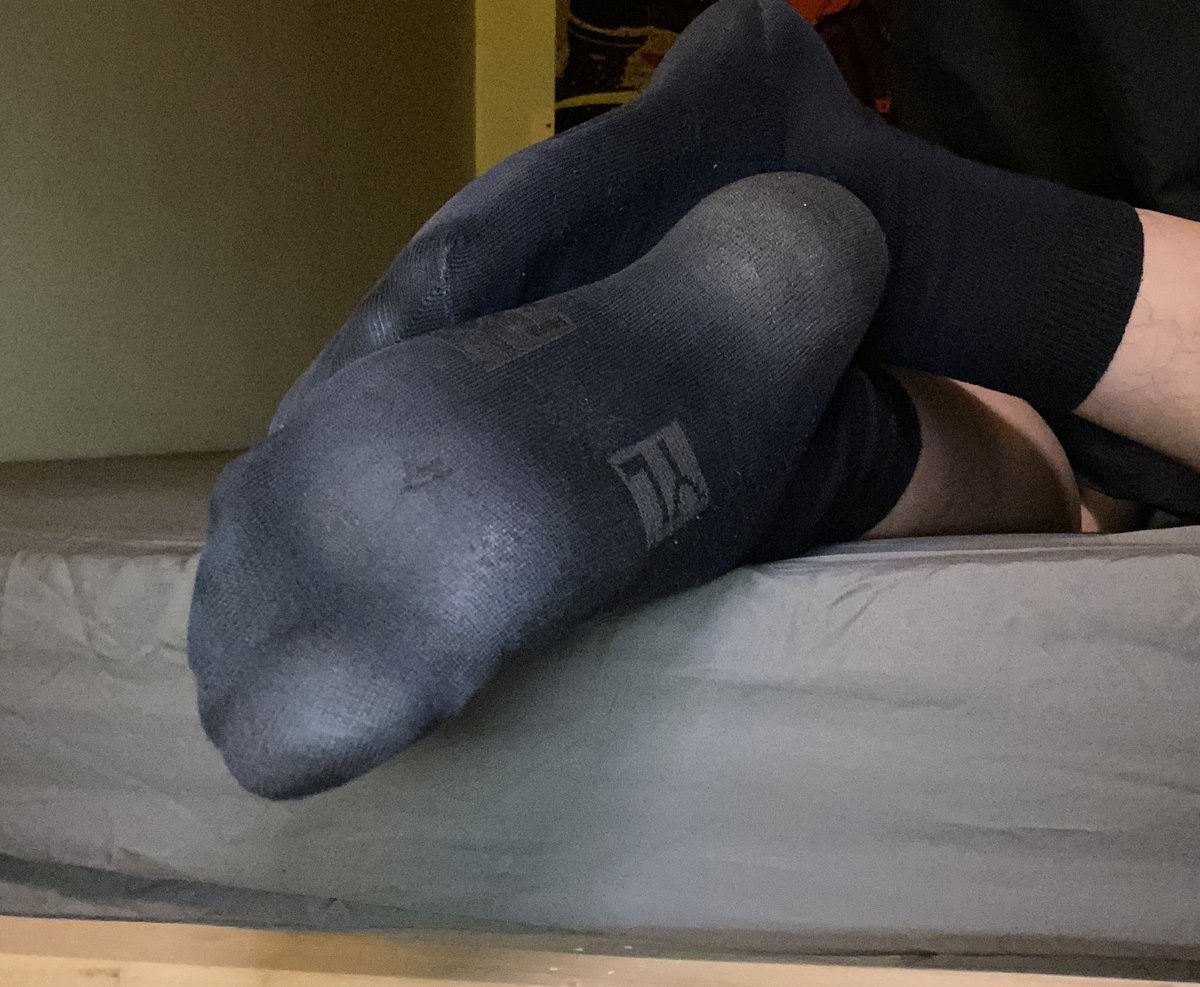 ChowPerv's tweet photo. 藏蓝军袜 训练一周 包浆袜底已经吸满脚汗 等周末穿着去交奶 https://t.co/24sXGMCyg3