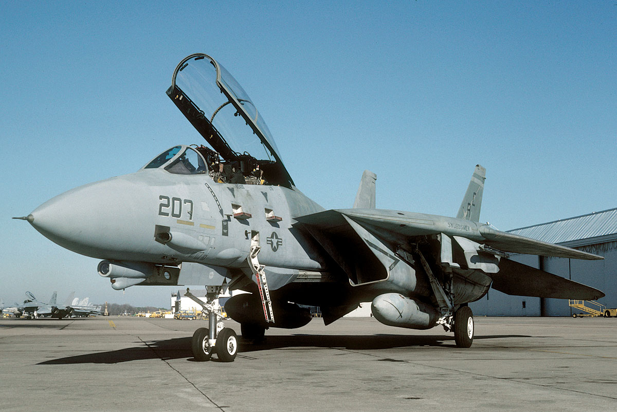 Roberto_yeager's tweet photo. Ah!Los buenos viejos tiempos...#ColdWar gone #HOT! #ALBVT
Hoy se cumplen 35 año del 2º incidente de #Sidra, dos #Grumman F-14A #Tomcat (AC202 y AC207) del #VF32 #FightingSwordsmen derribaron sendos MiG-23 libios #F14A #MiG https://t.co/uYtTddPU8p