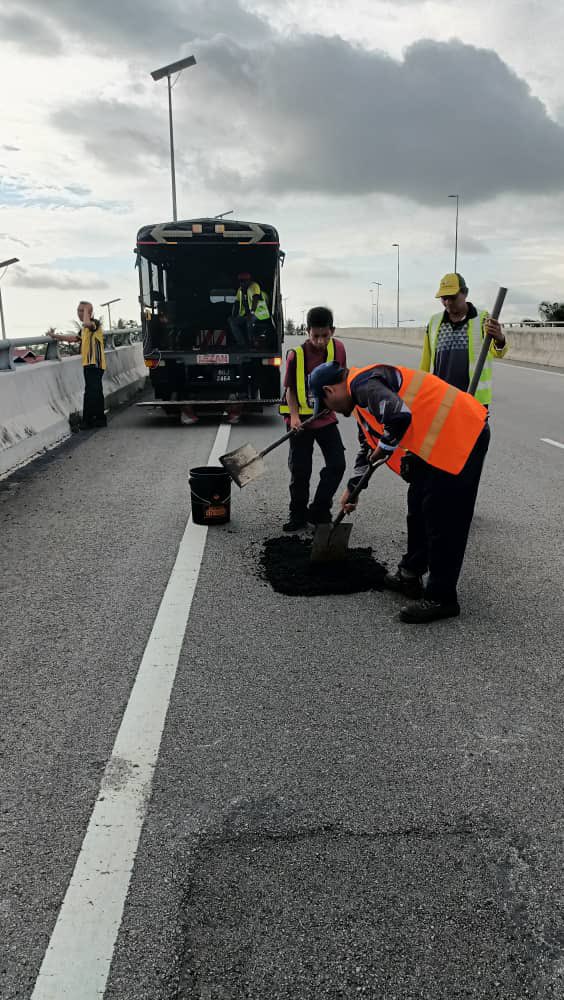 JKRSabakBernam's tweet photo. Kerja penampalan potholes di jajaran FT05 Sungai Besar - Sabak Bernam secara Jabatan. 
Status : Jalan belum diserah kepada JKR Sabak Bernam
@JKRSelangor https://t.co/22yL2NdWul