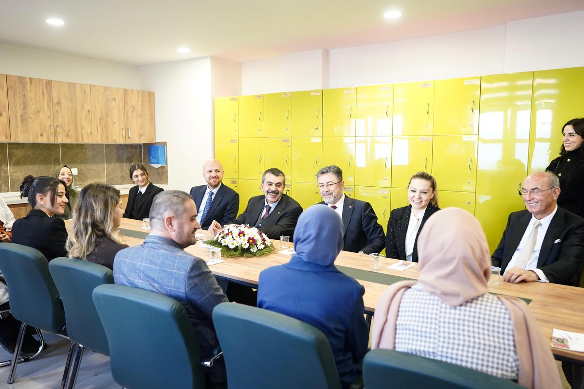 Yusuf__Tekin's tweet photo. İnebolu Mecit Çetinkaya Mesleki ve Teknik Anadolu Lisemizin ve Binnur Çetinkaya Mesleki ve Eğitim Merkezimizin açılışını Tarım ve Orman Bakanımız @ibrahimyumakli ve İlim Yayma Vakfı Mütevelli Heyeti Başkanı Bilal Erdoğan ile gerçekleştirdik.

Verimli ve güçlü bir sanayi için nitelikli iş gücüne sahip olmanın yolu, mesleki ve teknik eğitimden geçmektedir. Topyekûn kalkınma ve sürdürülebilir bir ekonomik büyüme vizyonuyla eğitimle yetişen bir nesil tahayyül ediyor, yatırımlarımızla Türkiye’nin mesleki ve teknik eğitimini güçlendirme gayretlerini sürdürüyoruz.

Mesleki eğitim merkezleriyle eğitimin yurdun dört bir yanında yaygınlaşması için devlet desteği kapsamında imkânlar sağlıyor, iş başında gerçekleştirilen eğitimi ve kalkınmanın ön şartı olan istihdamı güçlendiriyoruz. Bu kapsamda yaptığımız çalışmalarla ülke sathında üretimi, istihdamı ve eğitimi kapsayan büyük bir ekosistemin inşası için yeni adımlar atıyoruz.

Bu güzide eğitim kurumlarımızın yapımında emeğe geçen Çetinkaya ailesine şükranlarımı sunuyorum. Okulumuz İnebolu’muza hayırlı uğurlu olsun inşallah.