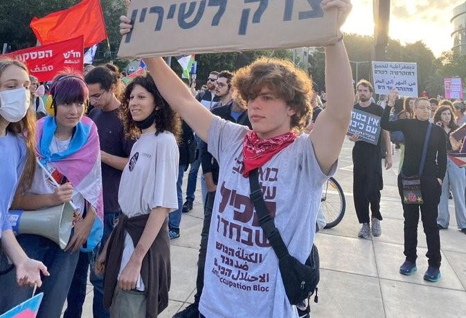 #Israel Tal Mitnick, 18 ans, a été condamné à 1 mois de prison pour refus de servir. Sofia Orr se prépare à subir la même peine car elle « refuse de prendre part à une politique de violence, d'apartheid et d'oppression que l'armée impose aux Palestiniens». De tout cœur avec eux !