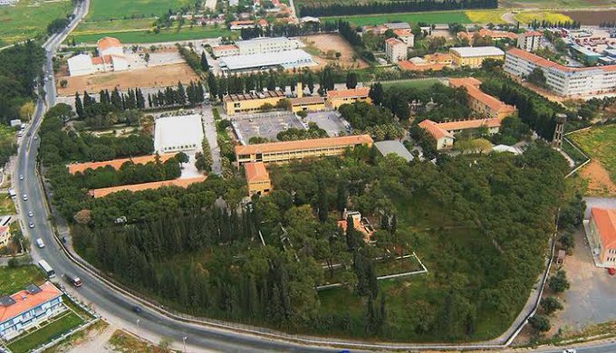 Dailyizmirtr's tweet photo. Özgür Özel'den Bornova Anadolu Lisesi ile ilgili iddialara tepki

Sosyal medya hesabından paylaşım yapan Özel, "Binlerce mensubundan biri olduğum Bornova Anadolu Lisesi ailesine bunu yaşatamazsınız. Bu hatadan derhal geri dönülmelidir. Bornova Anadolu Lisesi Eğitim Vakfı’nın, öğrencilerinin ve velilerinin yanında bu rezaletin karşısındayız" dedi.