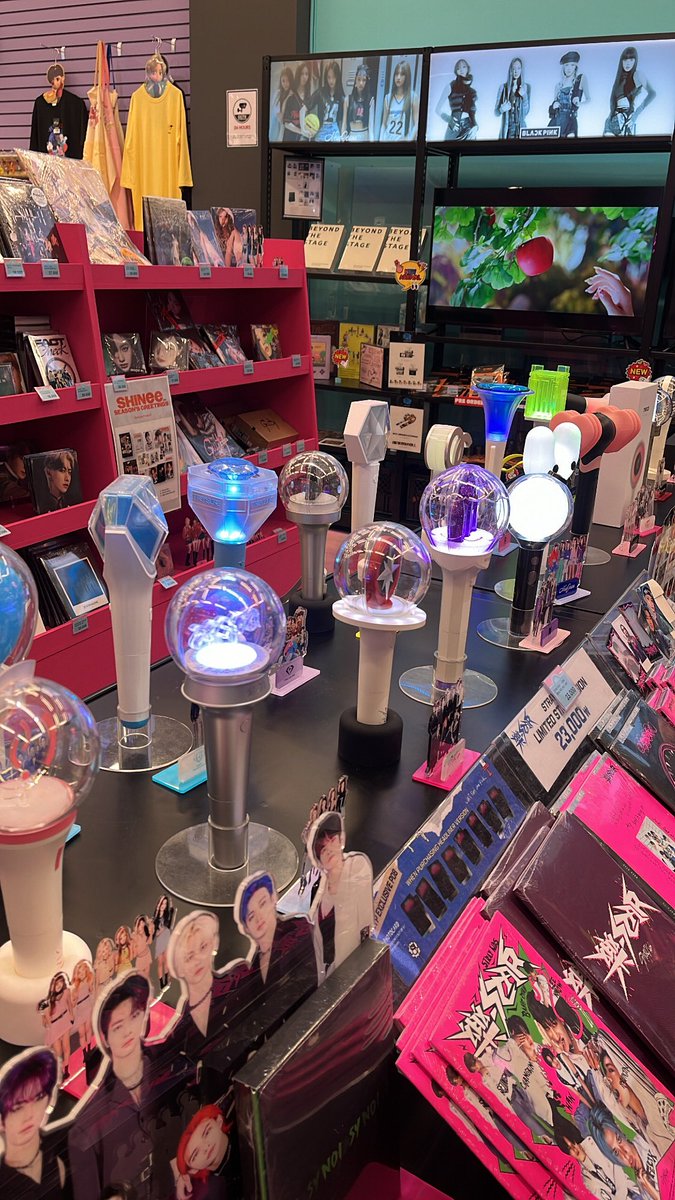 flowerssblower's tweet photo. hello everyone , im in korea now! if u wanted to buy and album or lighstick but u want cheaper and original from korea? i can help u buy! i only charge rm 2 per items!! 🥹 u can directly dm me ! not only album but makeup + skincare and etc! https://t.co/IRXSDvGJHn