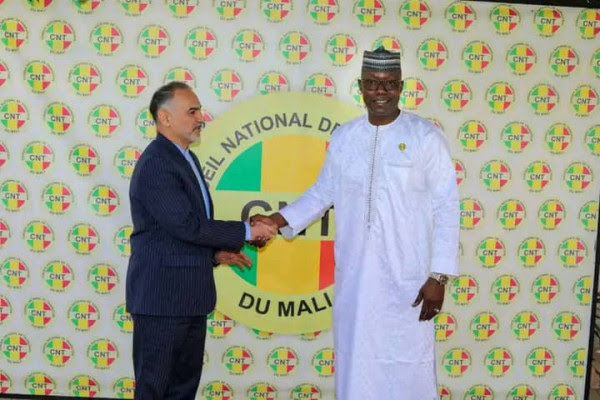 AESinfos's tweet photo. #AESinfo | #Mali 🇲🇱 🤝🏾 #Iran 🇮🇷
 Deux universités iraniennes ouvriront leurs portes en 2024

Une opportunité pour les jeunes maliens de se former dans les domaines de la technologie et de l'innovation

Le Mali et l'Iran ont annoncé, ce mercredi 3 janvier, la création de deux universités iraniennes au Mali. L'une sera une faculté technique et professionnelle, l'autre un centre d'innovation informatique.

Ces deux nouvelles universités sont une étape importante dans le renforcement des relations entre le Mali et l'Iran. Elles devraient contribuer à améliorer l'éducation et la formation des jeunes maliens, et à renforcer le développement économique du pays.