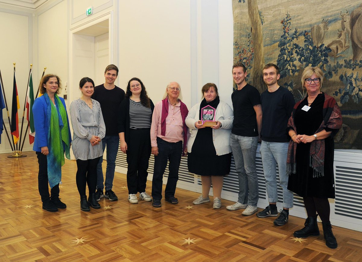 aksbonn's tweet photo. Im Dezember wurde uns im Alten Rathaus durch Bürgermeisterin @usautter und Sozialamts-Vorsitzende Anja Ramos der Bonner Heimat-Preis verliehen. Wir freuen uns sehr über die Auszeichnung und das Preisgeld von 8000€, das wir für die Versorgung unserer Patient:innen nutzen werden. https://t.co/dO4dFaJEy0