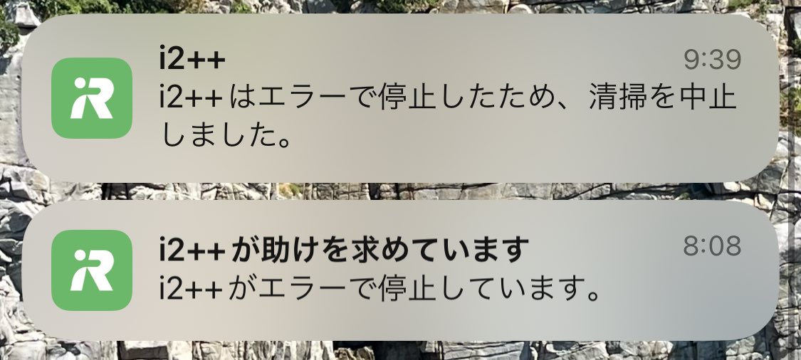 nanatadeko's tweet photo. ルンバが助けを求めている！と思って��ったらスリッパと共に落下してた https://t.co/MQOhUE1Kb6