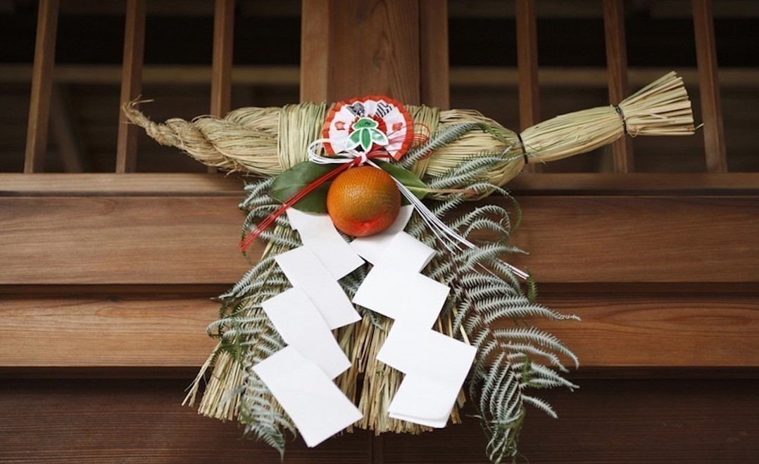 pulse_party1031's tweet photo. Welcoming the Japanese New Year with the charming traditions of "Kadomatsu" and "Shimekazari" decorations at my doorstep! 🎍✨ 
These symbols of prosperity are a festive start to 2024🏮  
👉 https://t.co/zJPfEkJEsH  
#kadomatsu #shimekazari #happynewyear #japan #VibeDaily https://t.co/WCF3mQWJOw