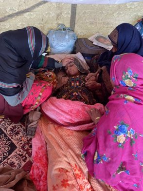 zehrijournalist's tweet photo. مالا مال صوبہ بلوچستان کے مائیں شہر اقتدار اسلام آباد میں بے یارو مددگار پڑے ہوئے ہیں موسم کی سختی برداشت کرتے ہوئے اپنے پیاروں کیلیے سراپا احتجاج ہے 💔

#MarchAgainstBalochGenocid https://t.co/MAigw3ACqQ